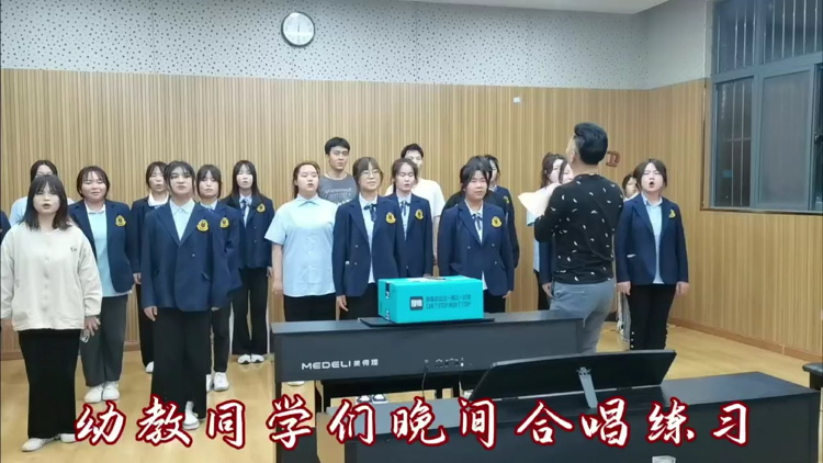 陕西新东方幼教专业学子晚间合唱练习