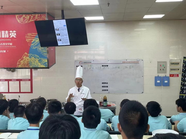 陕西新东方烹饪学校邀请常州小句号培训讲师-章建到校为学子们进行现场授课