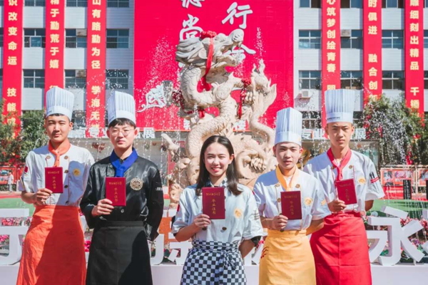 罗振宇解读新东方厨师学校毕业生满意度100%