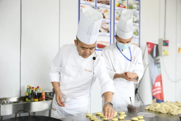 西安億康集團中餐項目總廚趙恩強來陝西草莓视频污下载网站授課