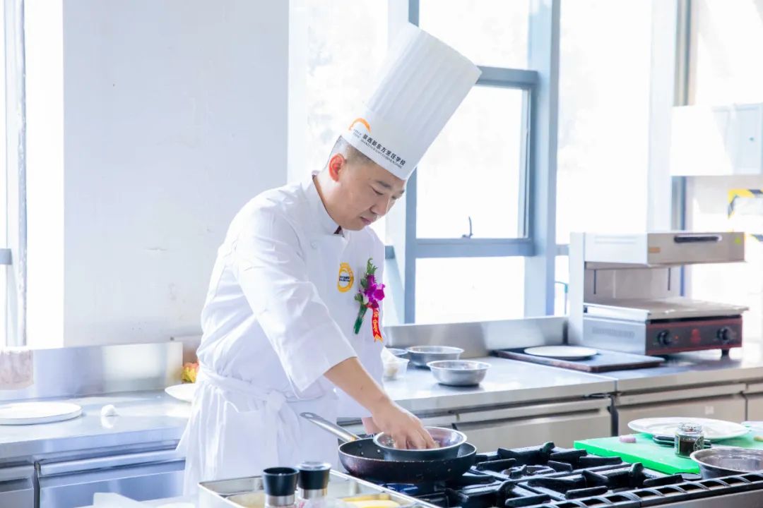 兰巴赫西餐厅厨师长曹洪禹为我校西餐学子授课