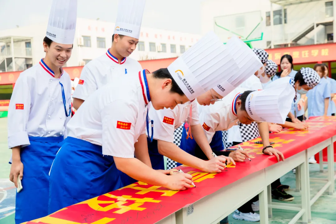 ��У԰������֮�⣬�ɳ��޽�����������¶�������һ��