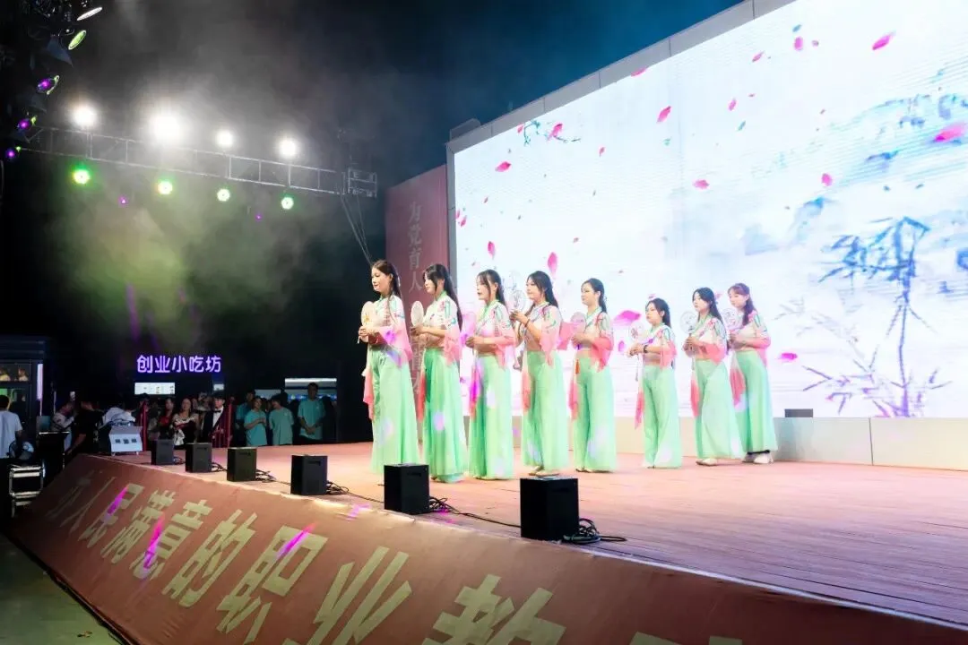 ��У԰������֮�⣬�ɳ��޽�����������¶�������һ��