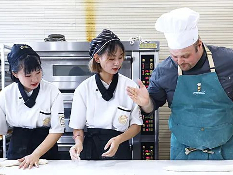 新东方烹饪学校6个月精品高端专业，中餐西点都能学，就业薪资6000+