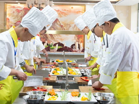 新东方烹饪学校学厨师一年学费多少