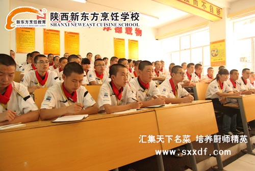 在课堂上学生们认真地倾听