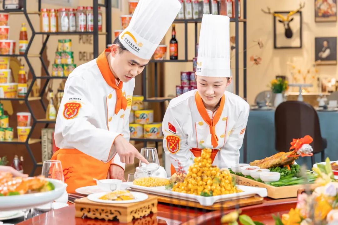 西安新东方教师荣获第七届丝博会陕菜美食文化节邀请，展现烹饪魅力！
