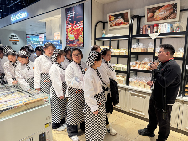 校企联动拓视野,实践赋能助就业—西安新东方烹饪技工学校组织西点专业学生参观永辉超市烘焙区