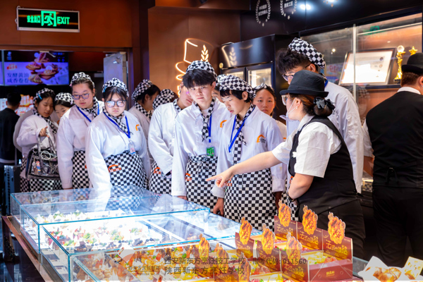 校企联动拓视野,实践赋能促就业—西安新东方烹饪技工学校组织西点专业学生赴御品轩大师秀场店参观学习