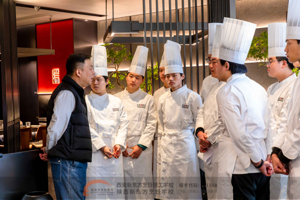 校企联动践学行,职场实景育匠才—西安新东方火地铁板烧定向班学子走进小岩瘾门店沉浸式研学