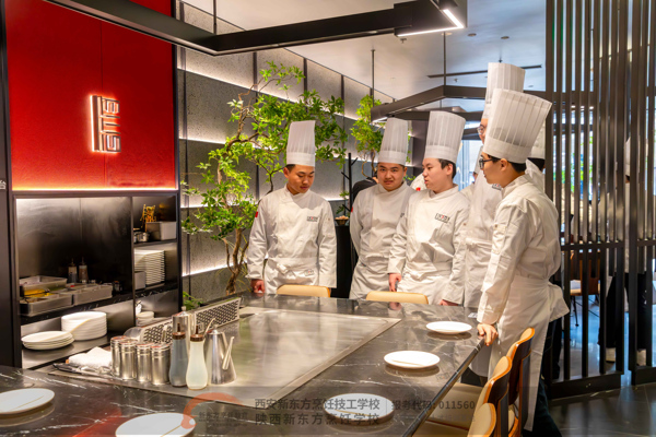 校企联动践学行,职场实景育匠才—西安新东方火地铁板烧定向班学子走进小岩瘾门店沉浸式研学