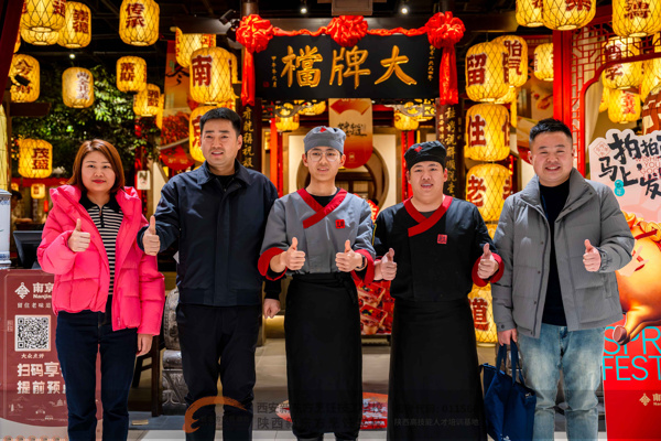 ��ϵѧ��ů���� У������ҵ·���������¶�����⿼���ѧУ�쵼���Ͼ����Ƶ��طñ�ҵ��