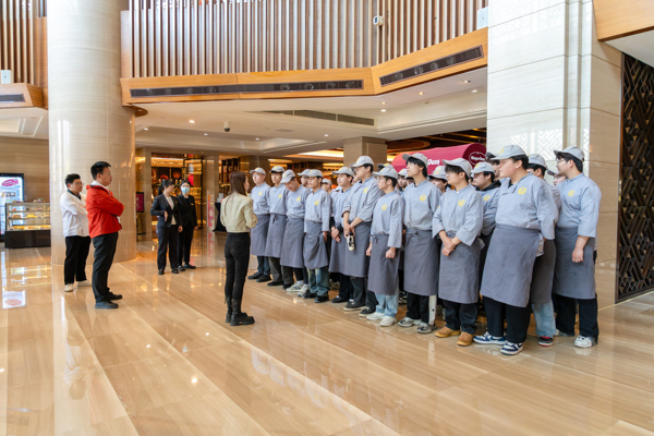 校企联动拓视野 实践赋能促就业—西安新东方组织中餐学子赴西安皇冠假日酒店参观学习