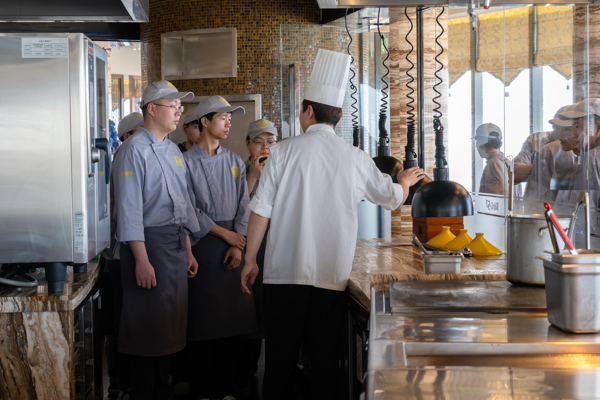 校企联动拓视野 实践赋能促就业—西安新东方组织中餐学子赴西安皇冠假日酒店参观学习