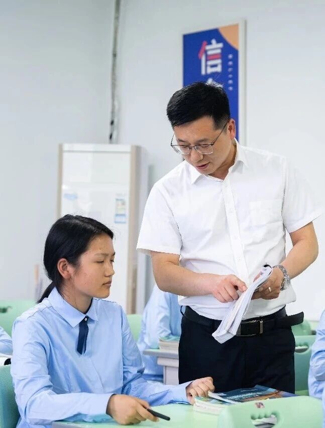 【课程介绍】西安新东方烹饪技工学校“现代服务与艺术升学”之「形象设计」