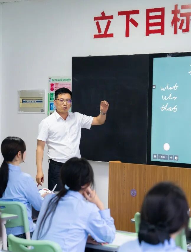 【课程介绍】西安新东方烹饪技工学校“现代服务与艺术升学”之「形象设计」