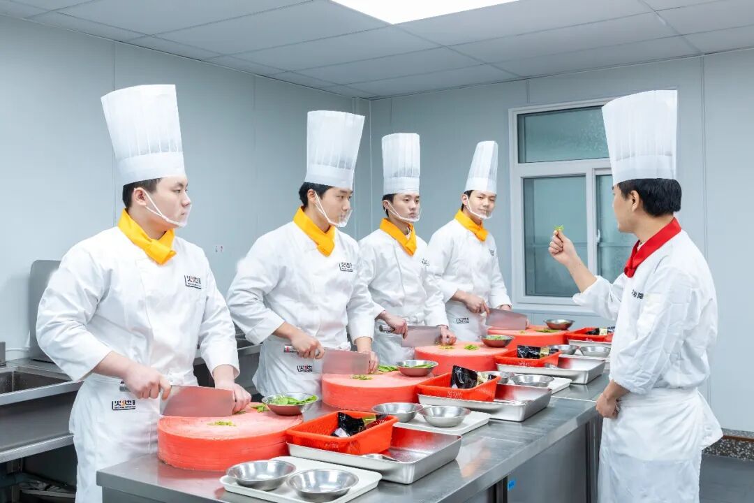 校企共育结硕果 | 西安新东方烹饪技工学校火地定向班结业典礼圆满举行