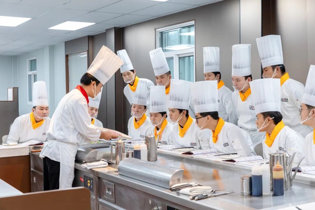 校企共育结硕果 | 西安新东方烹饪技工学校火地定向班结业典礼圆满举行