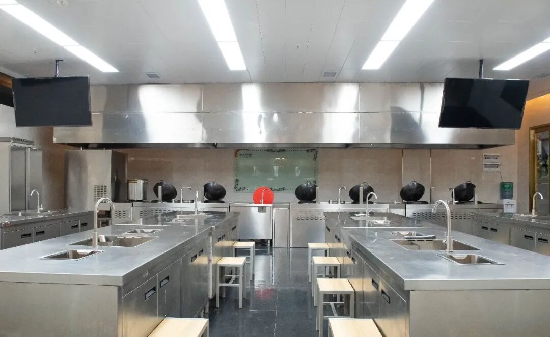 ⌈中餐新主厨⌋ 高中生适合学厨师吗?学厨师又苦又累?西安新东方老师带你看看现在的实训厨房