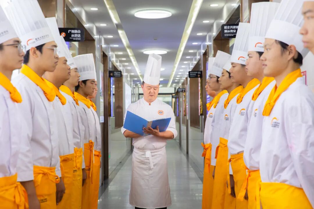 ⌈中餐新主厨⌋ 高中生适合学厨师吗?学厨师又苦又累?西安新东方老师带你看看现在的实训厨房