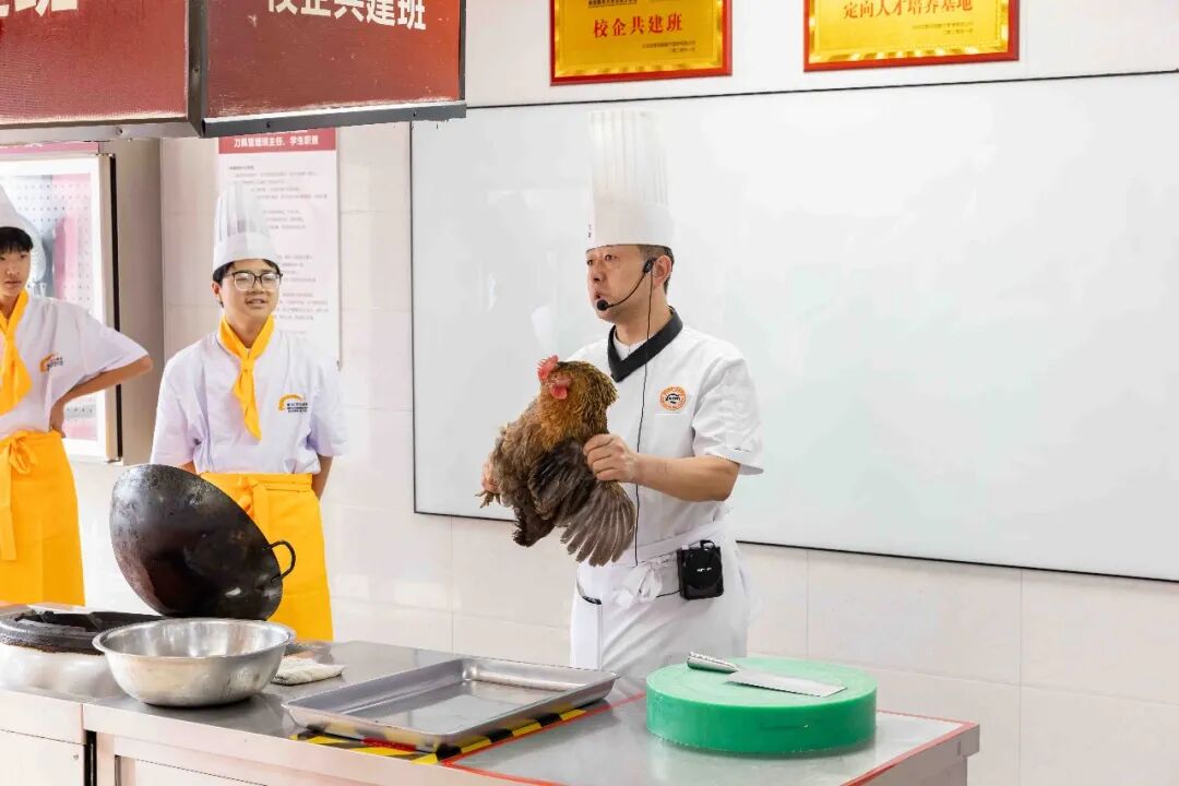 ⌈中餐新主厨⌋ 高中生适合学厨师吗?学厨师又苦又累?西安新东方老师带你看看现在的实训厨房