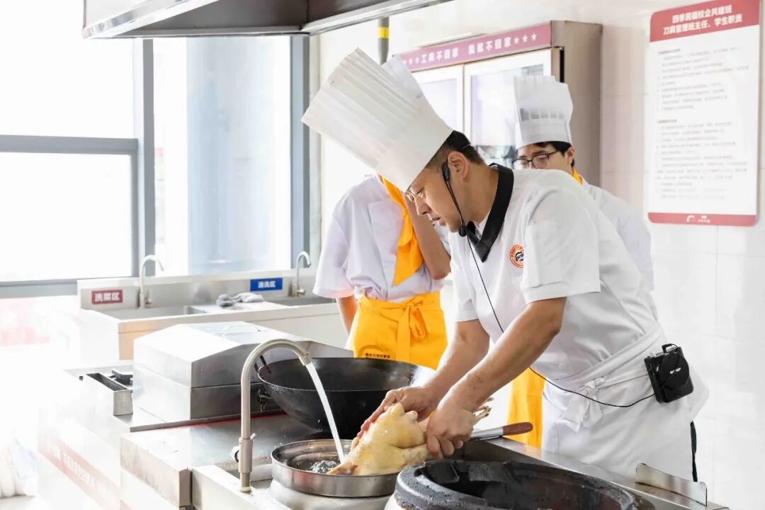 ⌈中餐新主厨⌋ 高中生适合学厨师吗?学厨师又苦又累?西安新东方老师带你看看现在的实训厨房