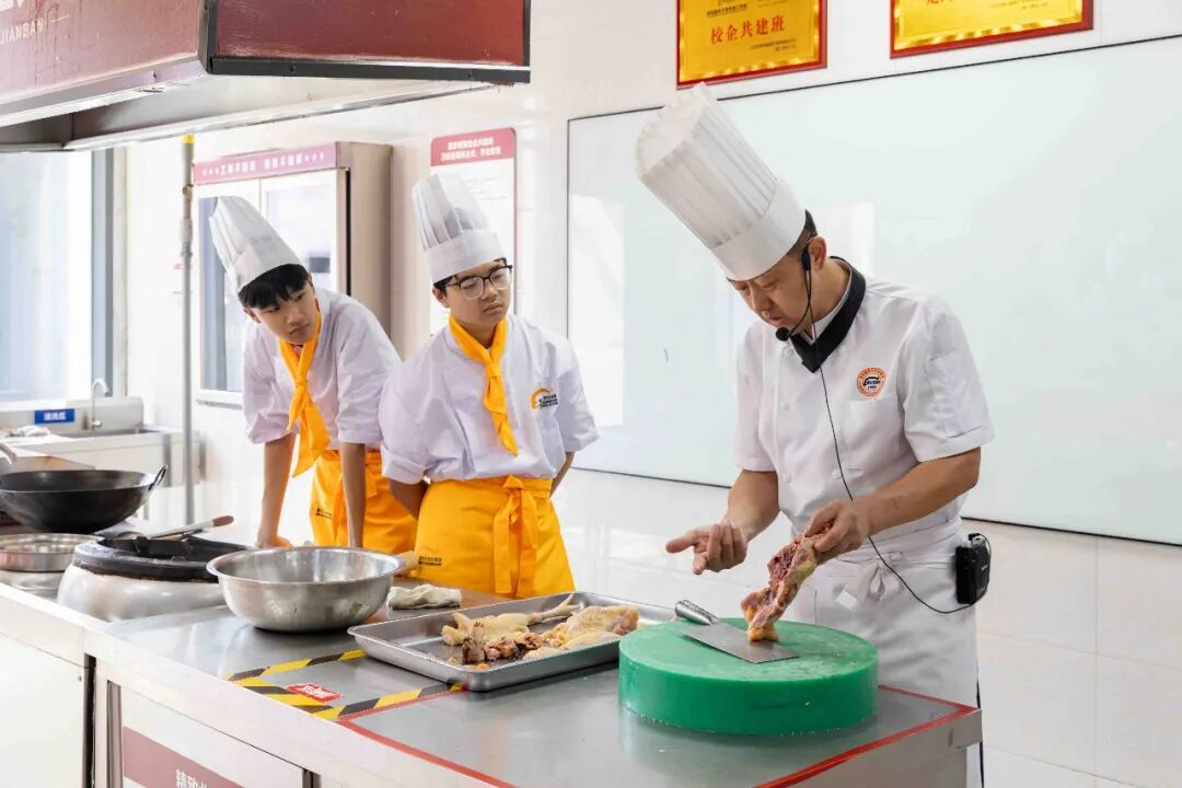 ⌈中餐新主厨⌋ 高中生适合学厨师吗?学厨师又苦又累?西安新东方老师带你看看现在的实训厨房