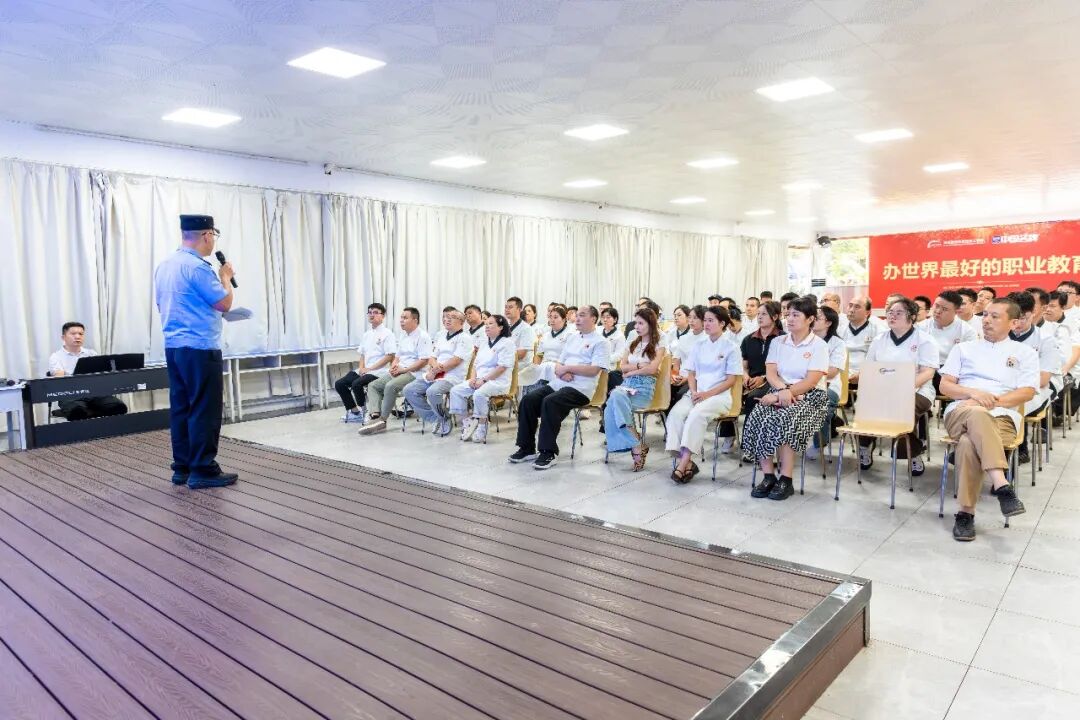 【安全教育在行动】警校携手·暖心守护校园,西安新东方烹饪技工学校开展教师安全法治培训