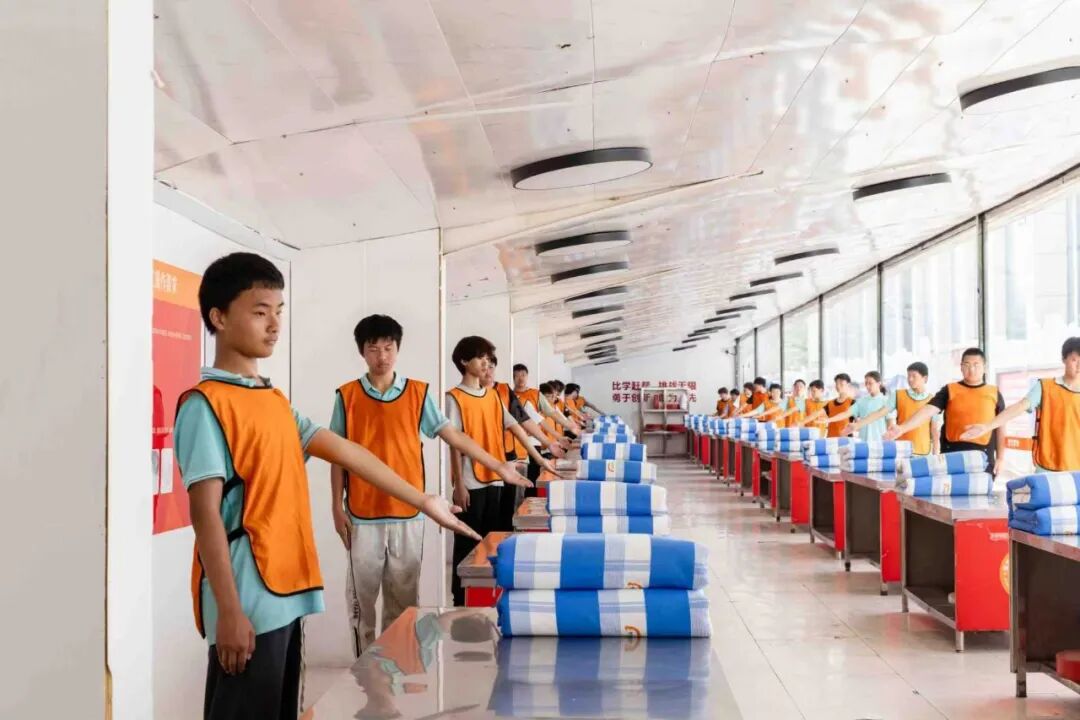新生叠被子大赛火热开赛~ 方寸被褥 磨炼学子心性,棱角分明 展现青春风貌