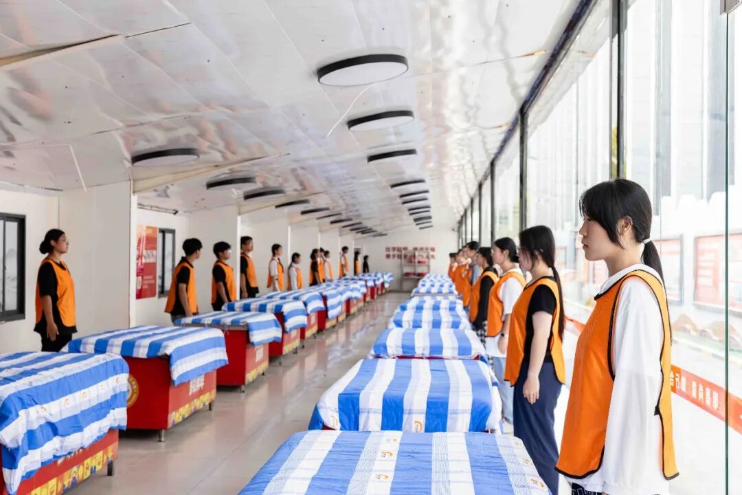 新生叠被子大赛火热开赛~ 方寸被褥 磨炼学子心性,棱角分明 展现青春风貌