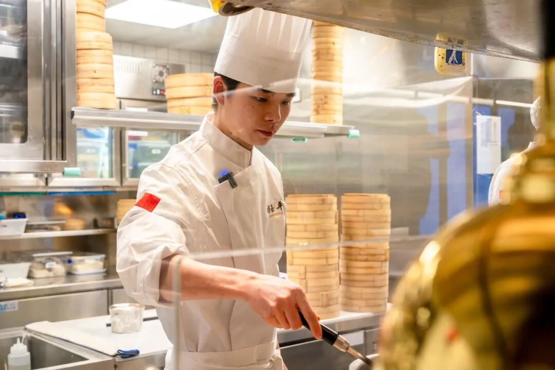 新生叠被子大赛火热开赛~ 方寸被褥 磨炼学子心性,棱角分明 展现青春风貌
