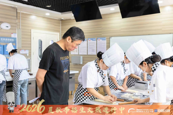 ������У�����ܴ�|��ʦ���߽������¶������ѧУ��ѧ���ֳ���չ�決ʵ�ٹ���