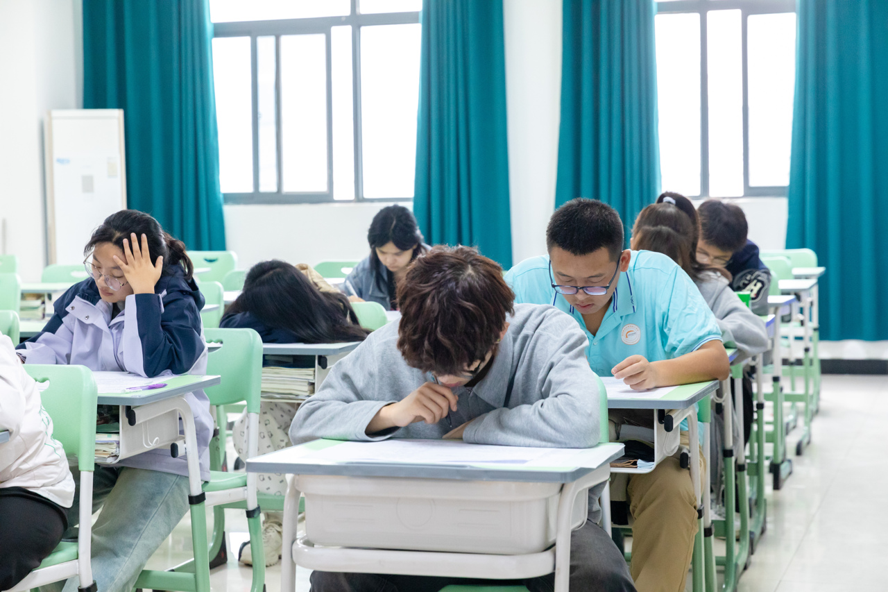 西安新东方职教升学部：助力学子圆梦大学，24届复读生100%升学成功！